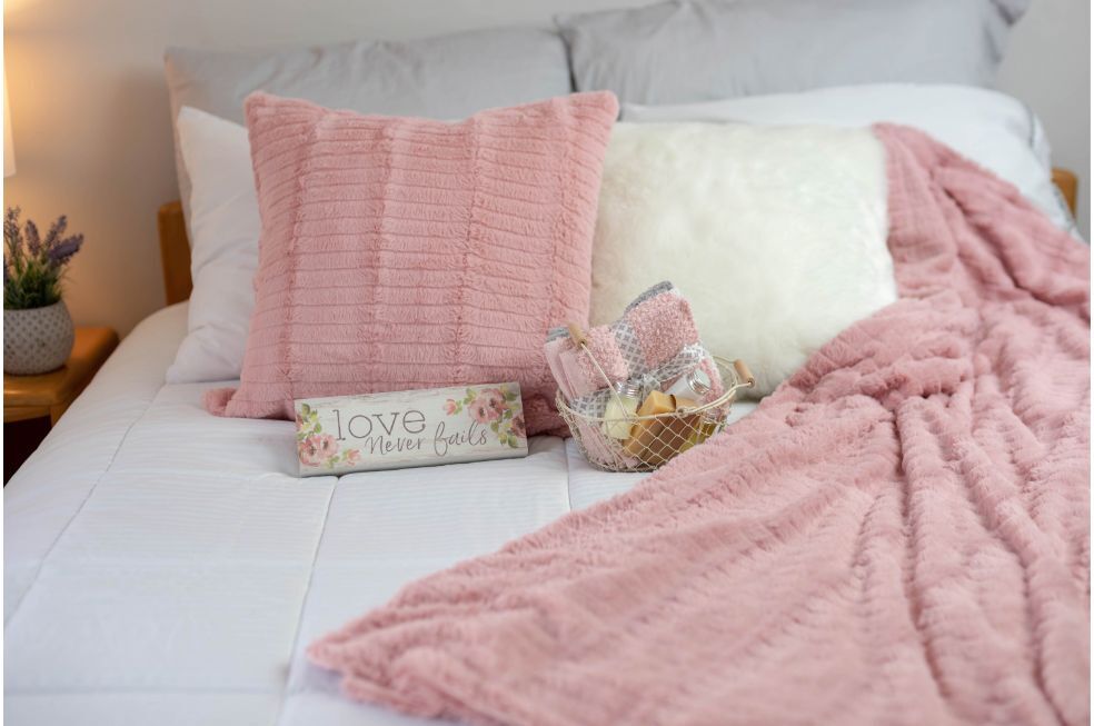 różowe tekstylia dekoracyjne na łóżko