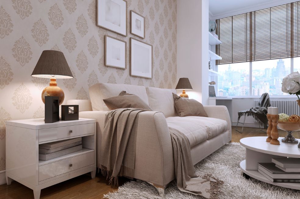 przytulne wnętrze małego pokoju w ciepłych barwach