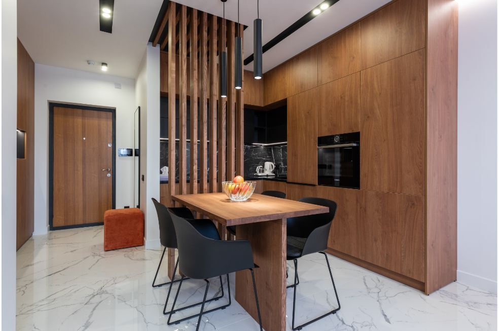 panele ścienne z drewna w nowoczesnej kuchni