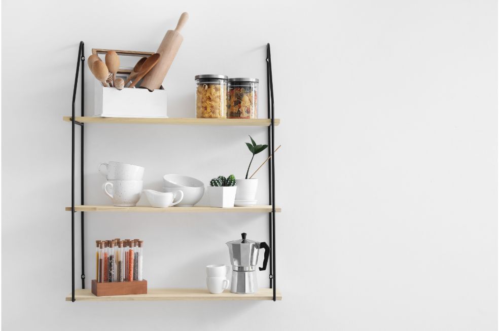 wisząca na ścianie półka na rurkach