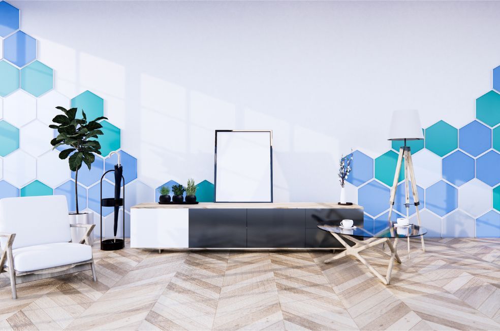niebieskie płytki heksagonalne na białej ścianie w pokoju dziennym