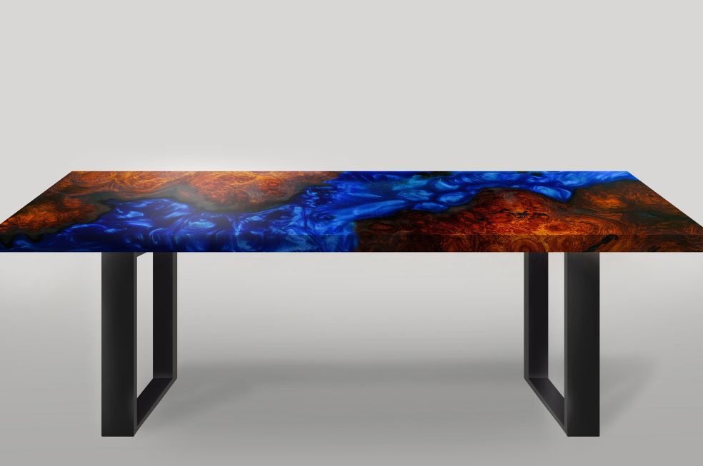 stół odlany z żywicy epoksydowej w niebiesko-pomarańczowym odcieniu na czarnych nogach