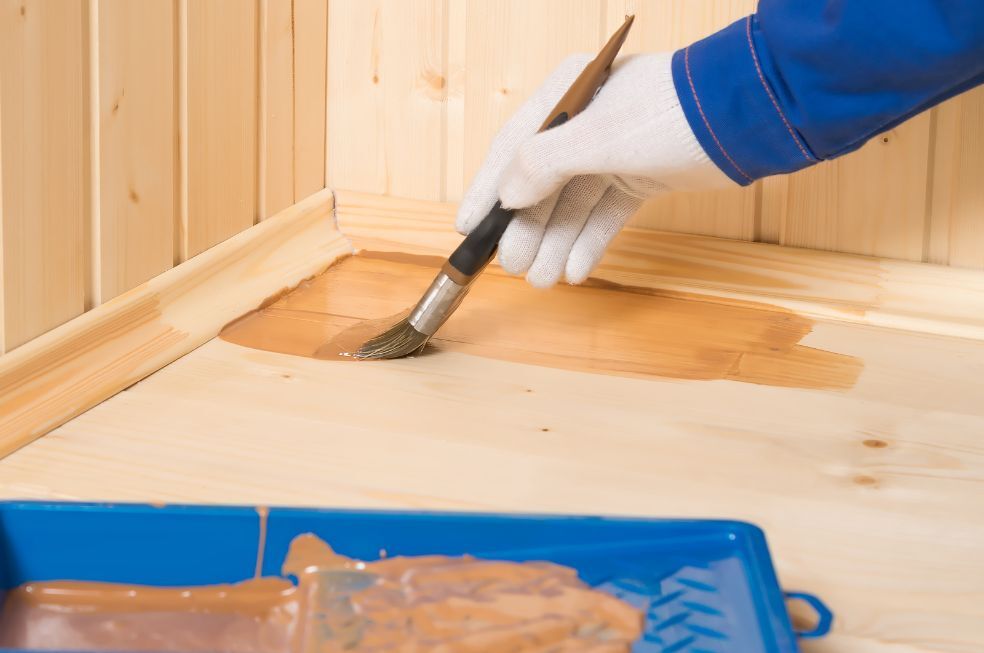 impregnacja drewnianej podłogi za pomocą pędzla i emulsji