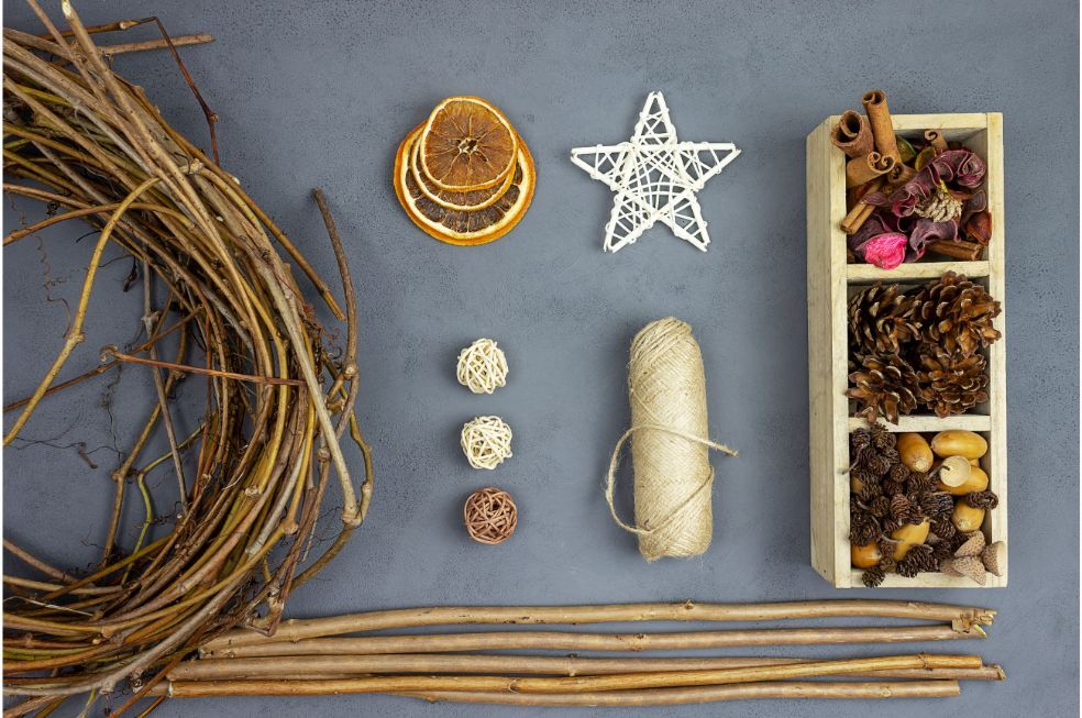 akcesoria potrzebne do przygotowania ozdób świątecznych DIY