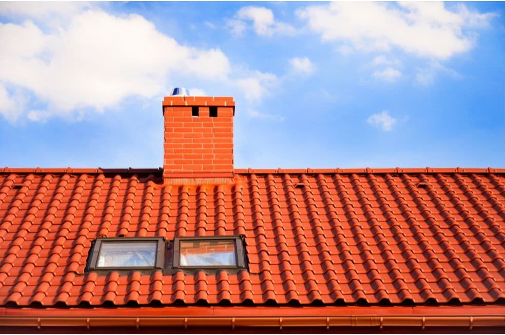 komin na dachu obudowany cegłą