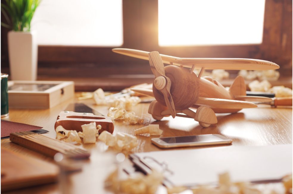 wyrzeźbiony z drewna samolot dla dzieci