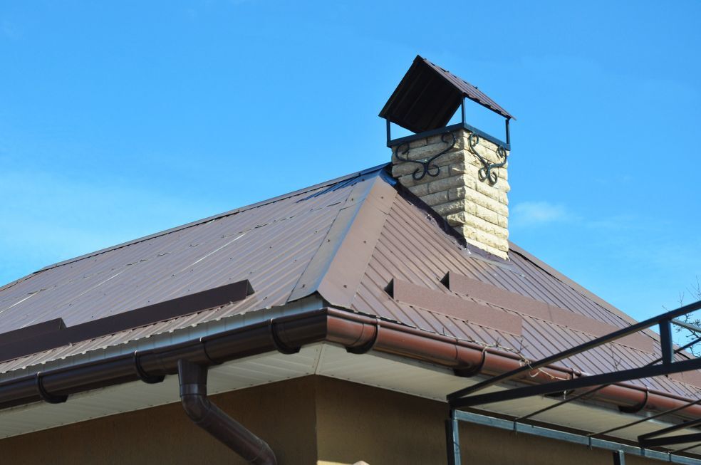 komin obudowany daszkiem z blachy