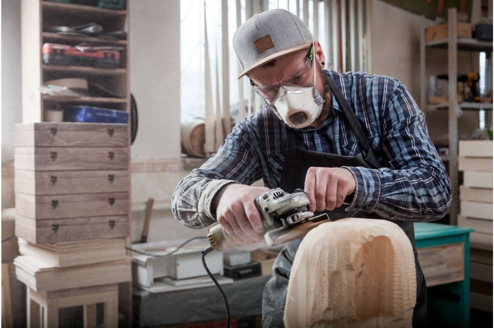 mężczyzna frezujący drewno