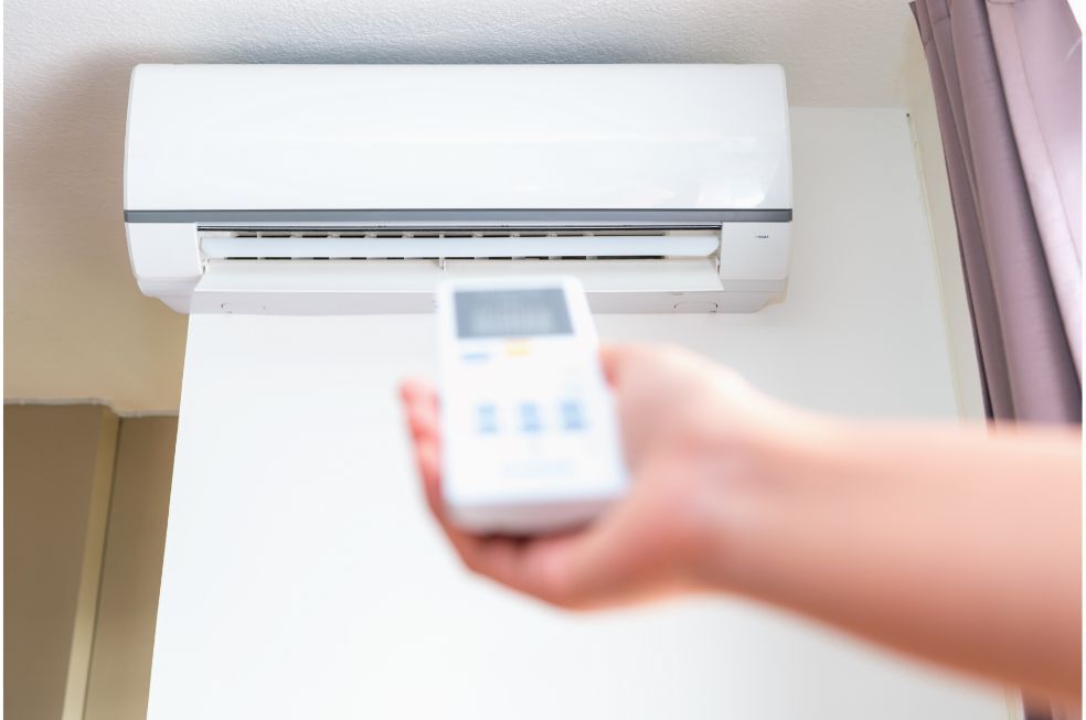 klimatyzacja typu split z pilotem do włączania