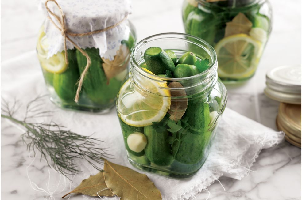 kiszenie ogórków w słoikach na zimę