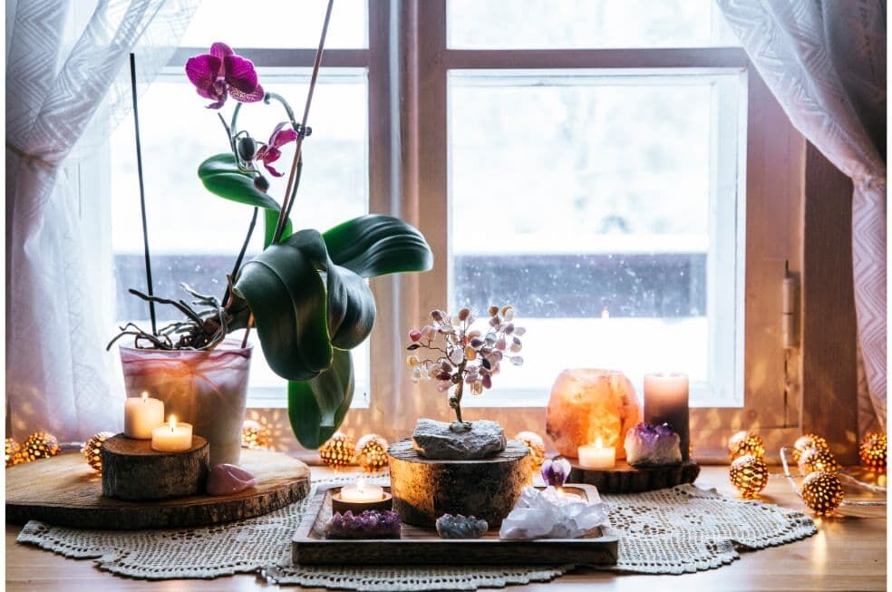 dekoracja na parapet z drzewka i kamieni szczęścia oraz świeczek