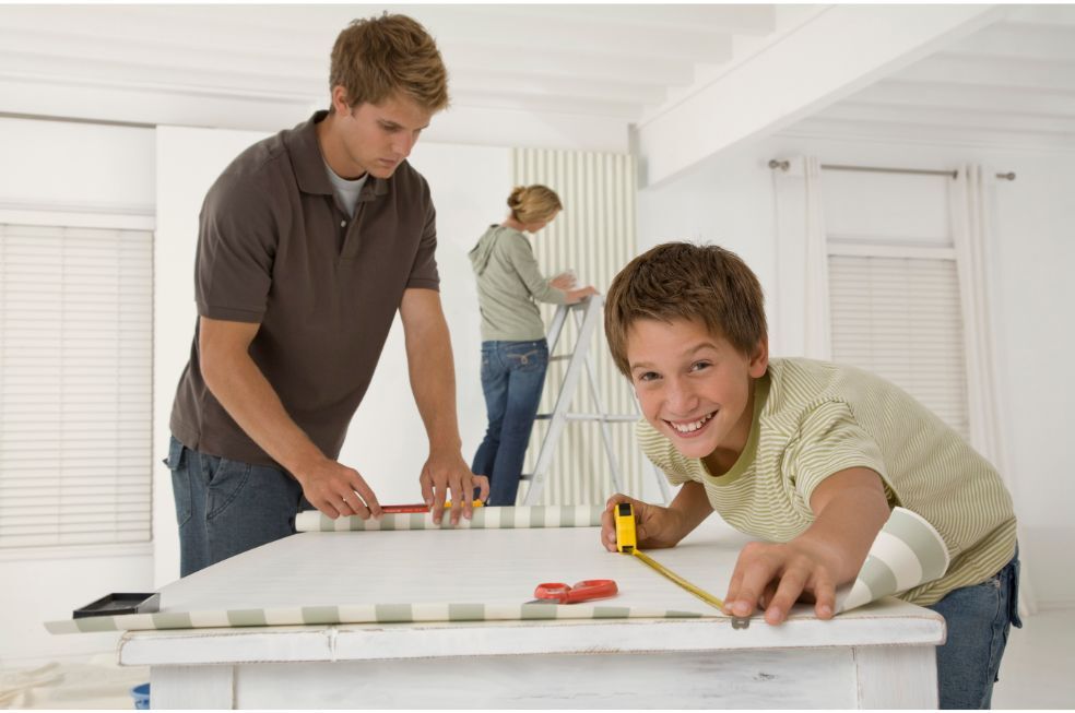 rodzina pracująca nad projektem DIY