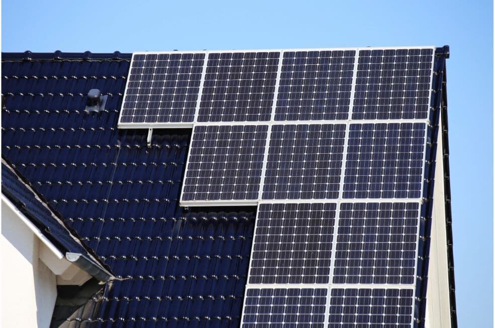 panele słoneczne na dachu domu