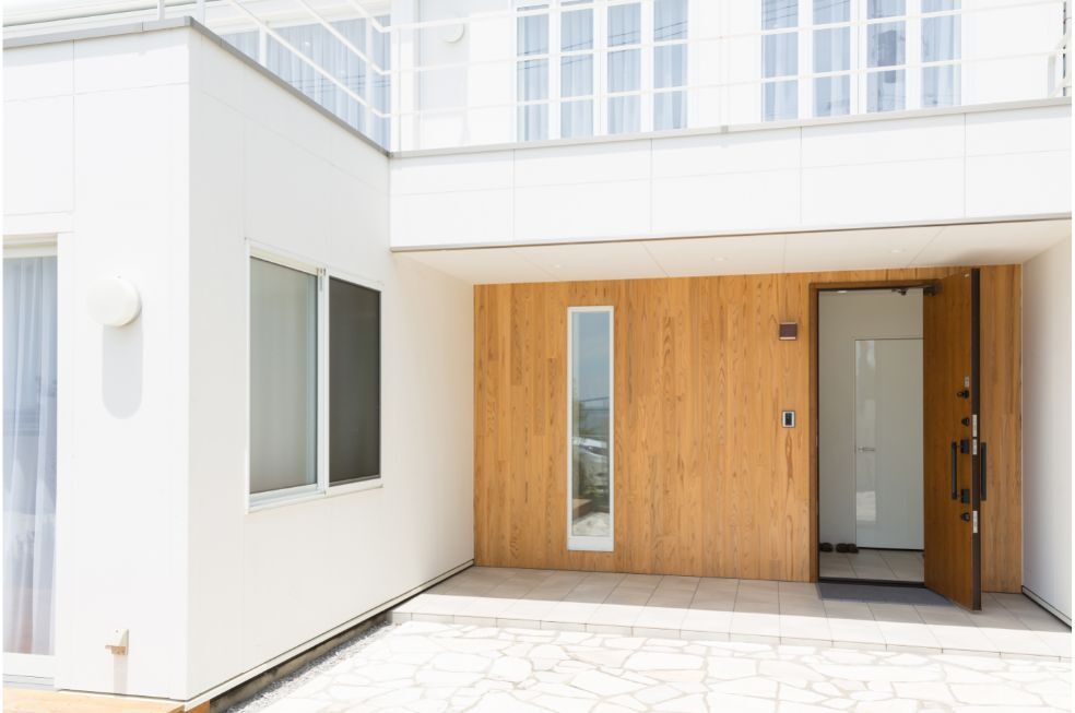 zabudowane z trzech stron wejście do domu chroniące przed wiatrem