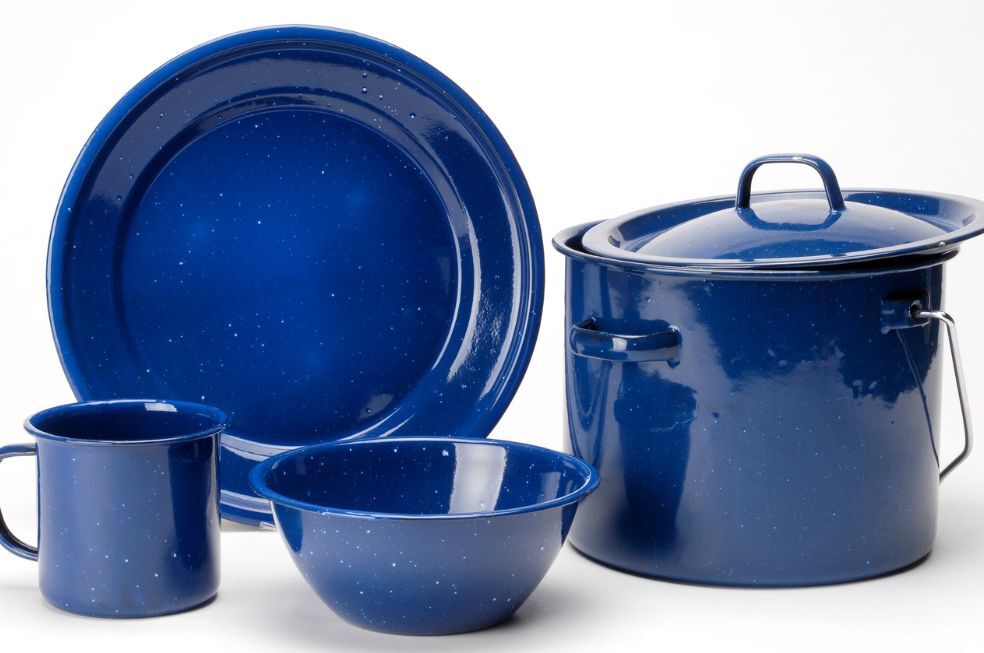 zestaw garnków żeliwnych w kolorze niebieskim