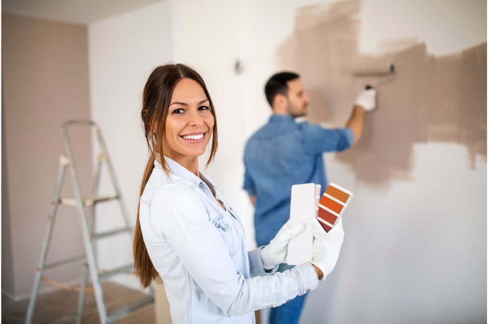 kobieta z mężczyzną wybierający odcień farby na ścianę