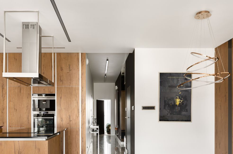 mieszkanie w stylu nowoczesnym z wiszącą lampą led, żyrandol w koła, pozłacany z regulowaną wysokością