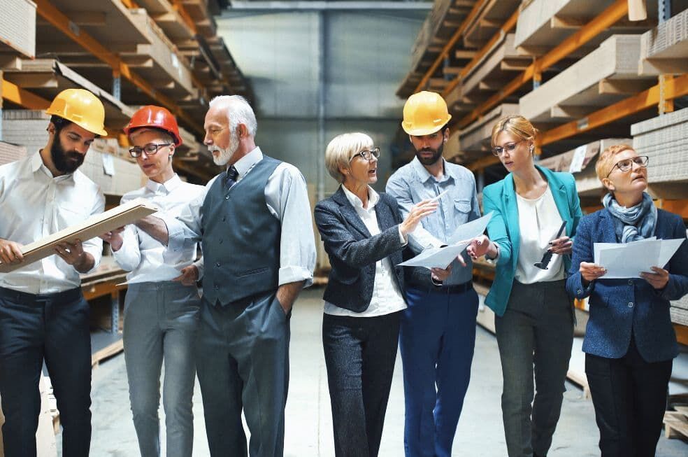 pracownicy logistyczni w magazynie