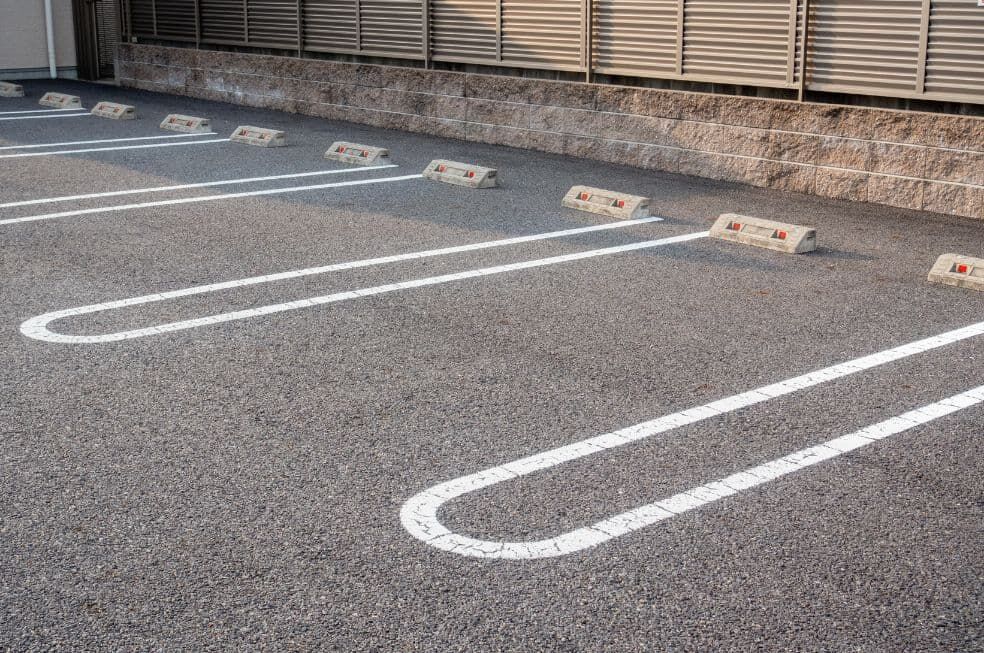 posadzka asfaltowa na parkingu