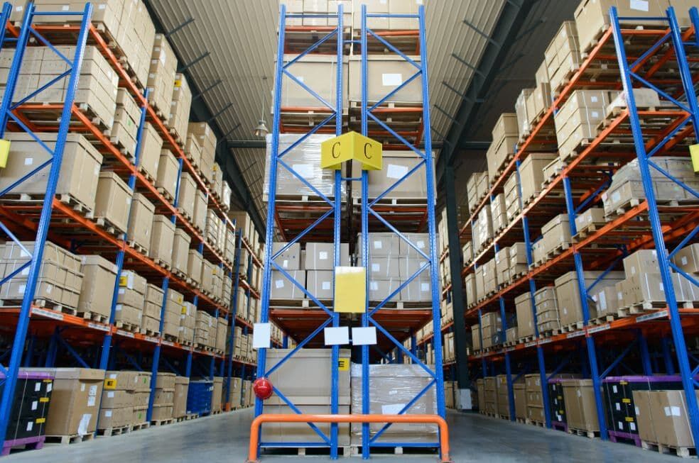 regały z towarem w magazynie