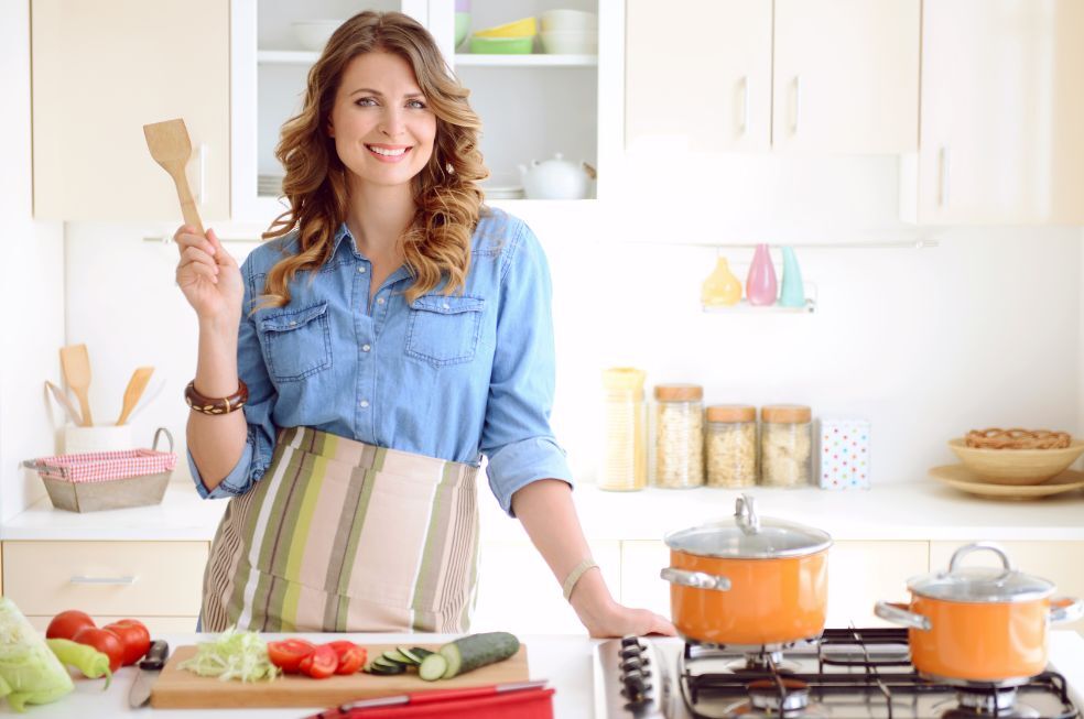 gospodyni gotująca obiad w swojej kuchni
