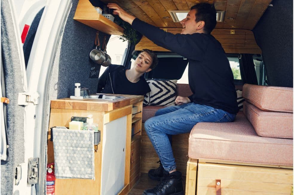 chłopak i dziewczyna w swoim kamperze