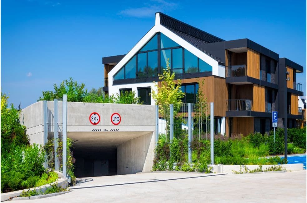 wjazd do garażu podziemnego przy nowoczesnym bloku