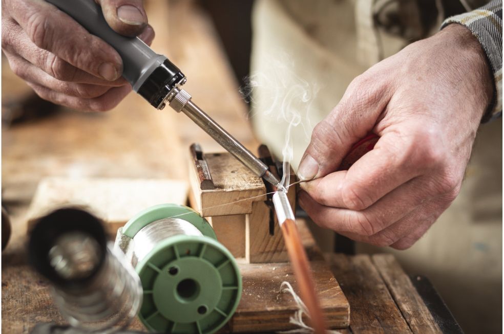 mężczyzna lutujący drut