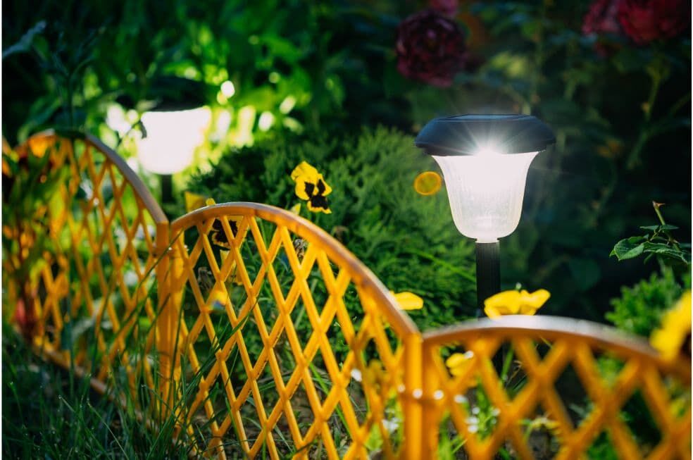 lampy solarne w ogrodzie
