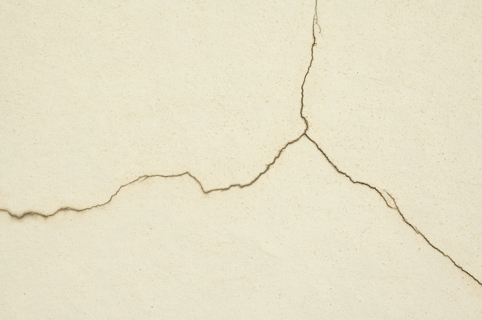 Malowanie popękanych ścian