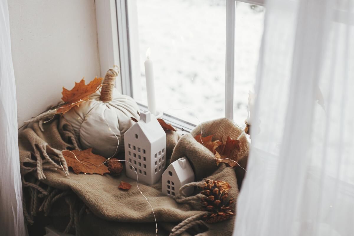 Jesienne tekstylia w przytulnym wnętrzu