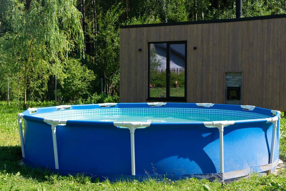 basen w ogrodzie z pompą ciepła