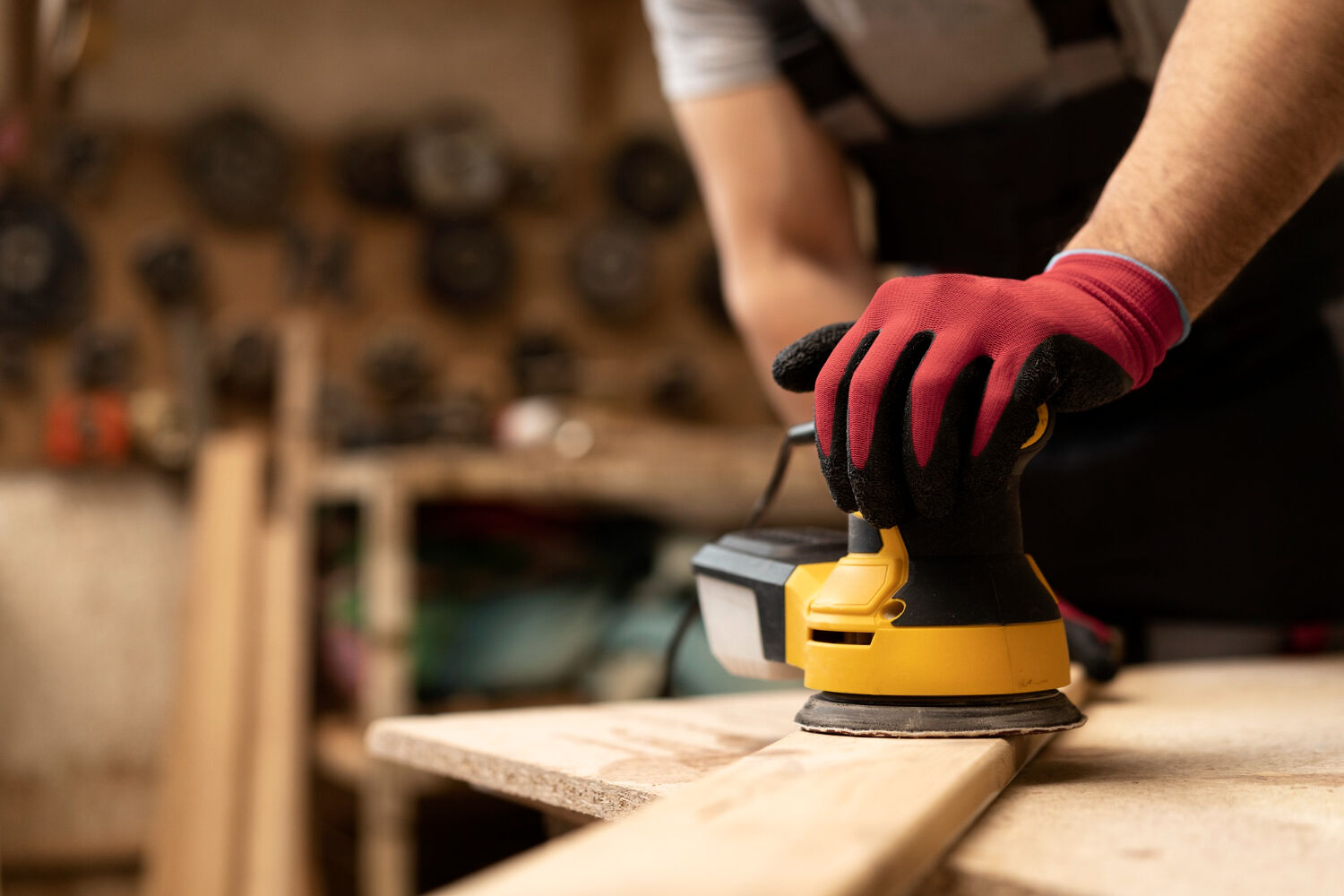 stolarz szlifujący płytę mdf