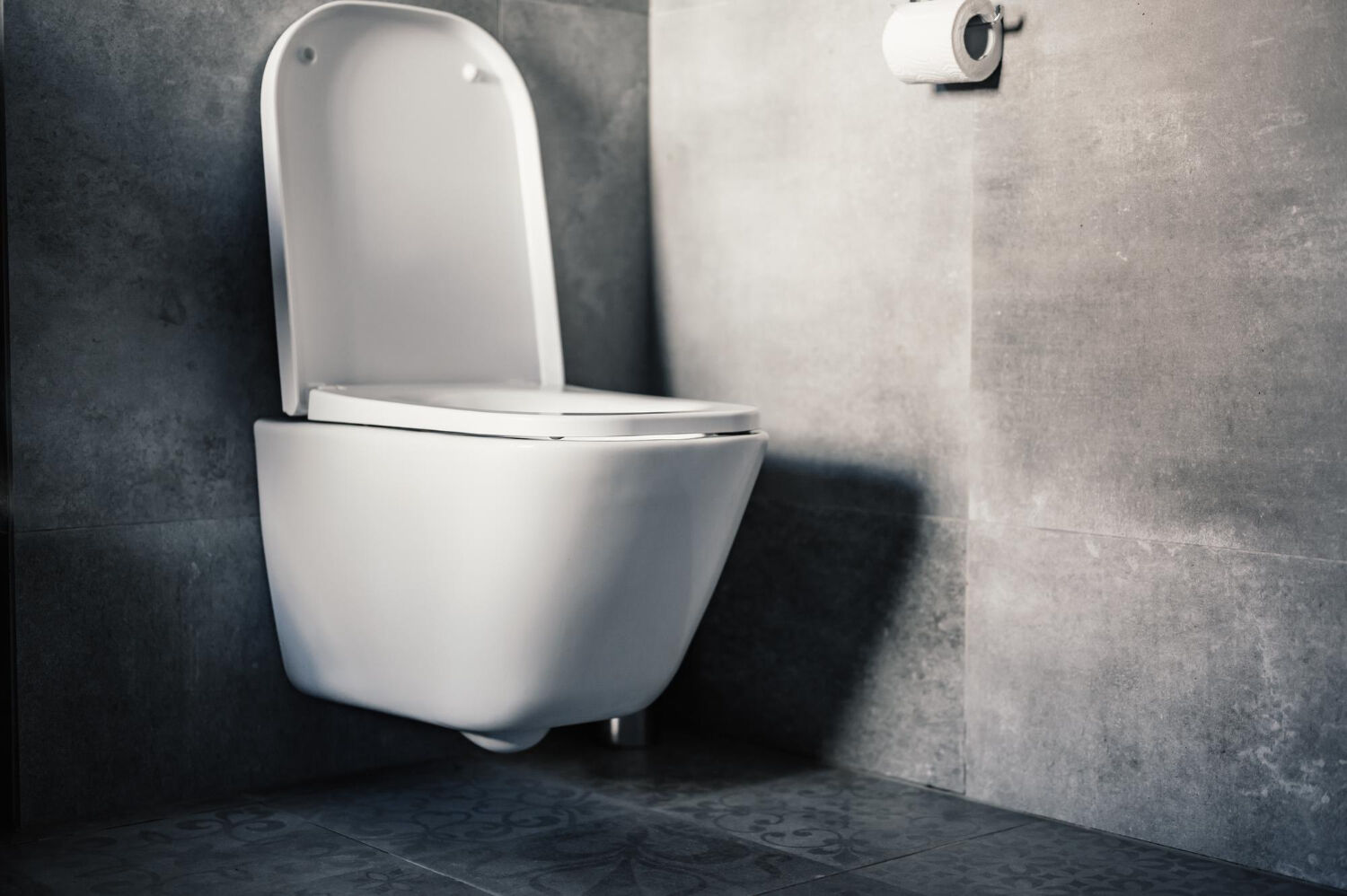 wc podwieszane w szarej łazience