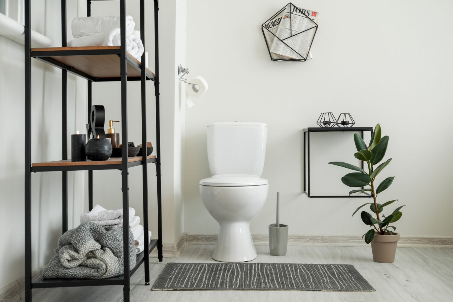 wc stojące w białej łazience