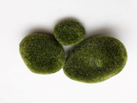 Kamienie pokryte sztucznym mchem 3 sztuki 5 x 10 x 5 cm