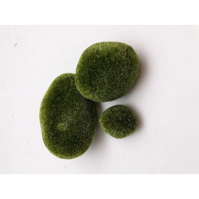 Kamienie pokryte sztucznym mchem 3 sztuki 8 - 15 cm