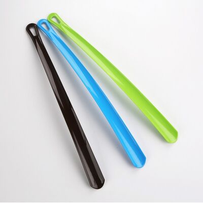 Łyżka do butów plastikowa 60 cm mix kolor